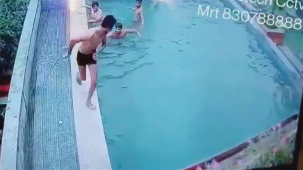 空中泳池奔跑嬉戲！印度男腳滑摔落4樓　跌進垃圾場死前最後身影曝光