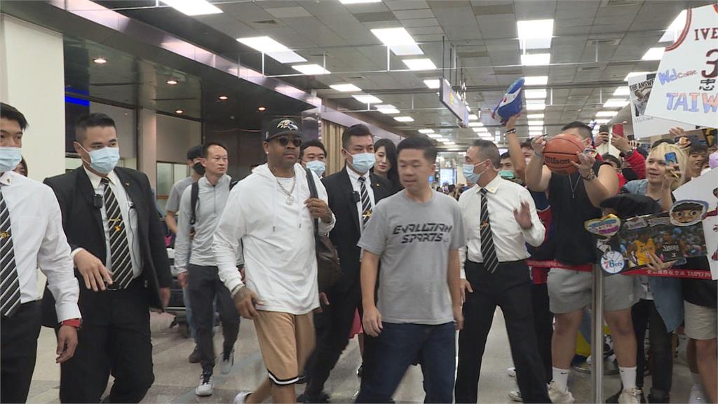 NBA「戰神」艾佛森飛抵台灣　鐵粉支持20年親見本人超感動