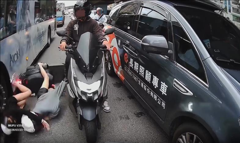 機車停紅燈突「鬼切」擦撞公車？2長腿辣妹「翻滾慘摔」險遭輾畫面曝光