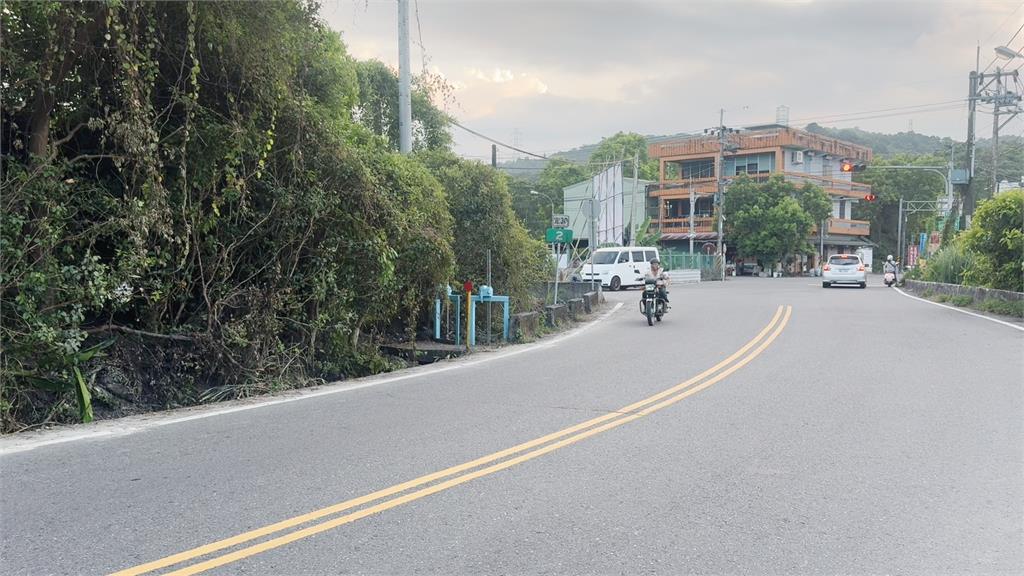 樹藤勾人害摔車！宜蘭店家幫撐傘助騎士就醫