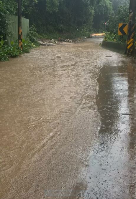 雷雨開炸！北市大樹遭雷擊險壓母子　新竹五峰路口淹成河
