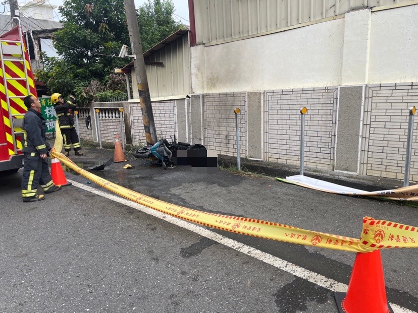 快新聞/嘉義18歲男騎重機 「過彎拋飛」自撞電桿遭燒死