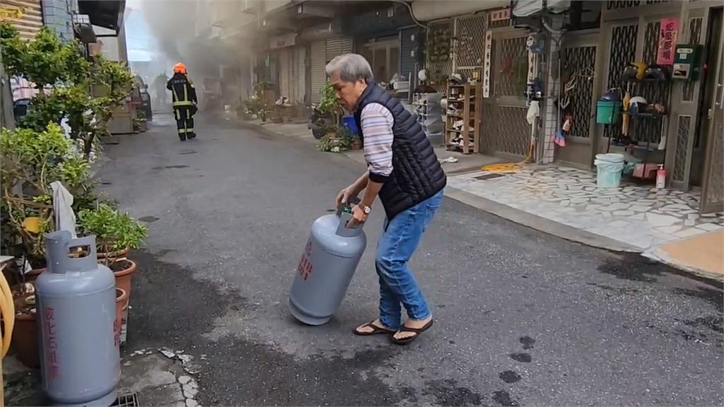 花蓮民宅2樓起火"共13戶遭殃" 民眾抱自家神像逃命