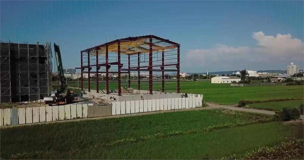 驚！鋼構倉庫高空作業　工人無防護如蜘蛛人