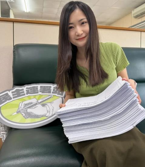 朱立倫帶頭違法抗議、王鴻薇爆哭「太抓馬」!她爆「罷藍連署量狂增」交出超厚一疊
