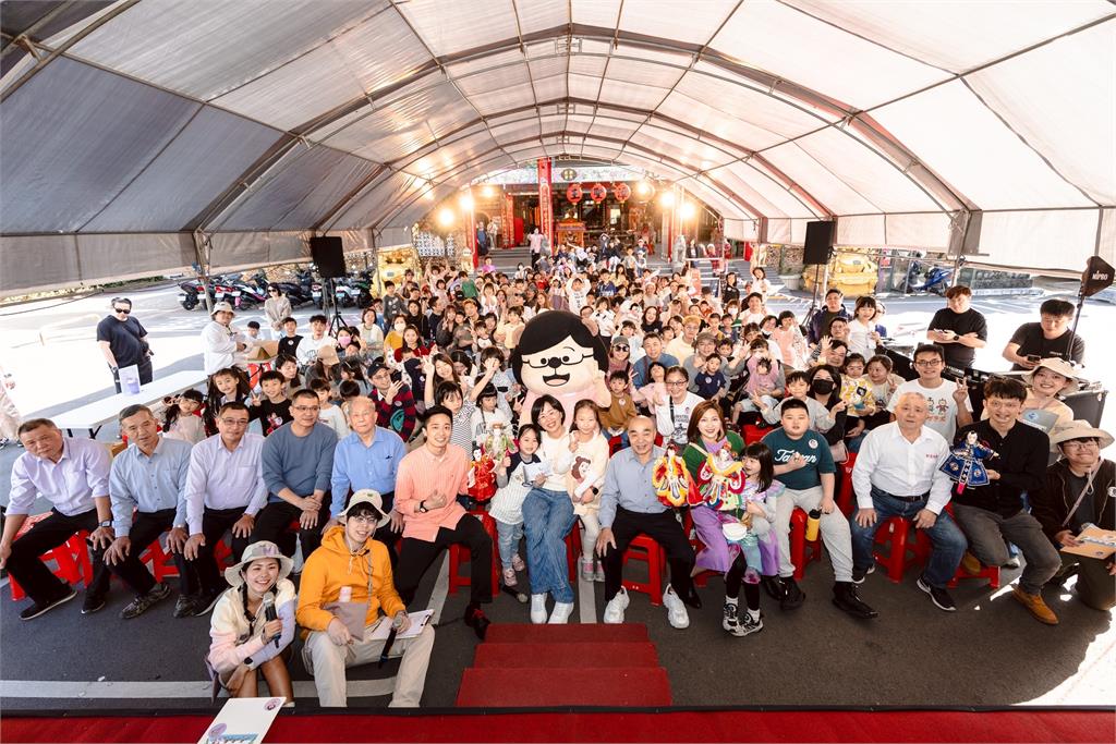 從Podcast到廟埕舞台！「水獺媽媽」蘇巧慧新店說故事　200位親子共襄盛舉