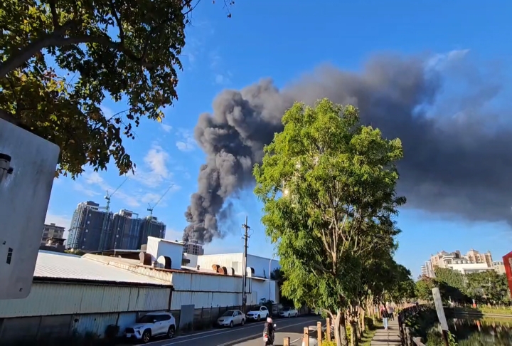 桃園蘆竹電纜回收廠大火! 中壢.蘆竹.大園傳刺鼻臭味