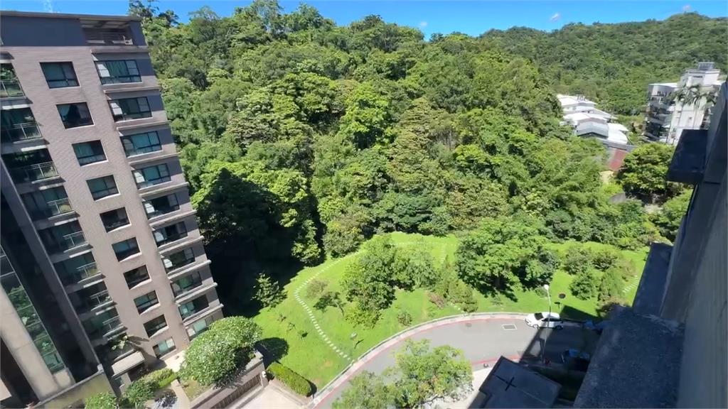 社區草皮被當Buffet 山羌下山出沒基隆市區
