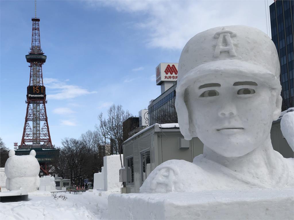 多圖/眼神對決!安妮亞「呵」拚場大谷翔平 札幌雪祭飛出「冰晶鳳凰」