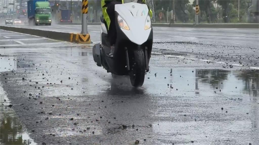 梅雨影響！高雄大雨不停　小港路面驚現坑洞　碎裂柏油散落