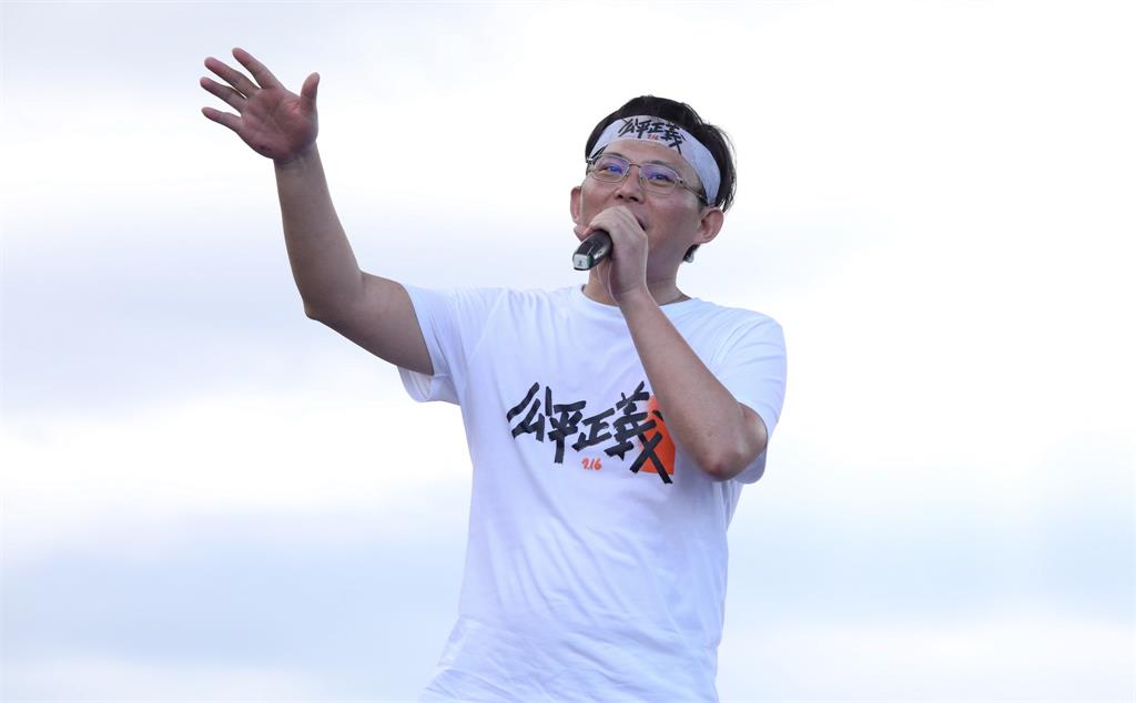 黃國昌高喊「2口號」偷臭阿北!他酸「不愧是老師」網笑:支持度依舊10%