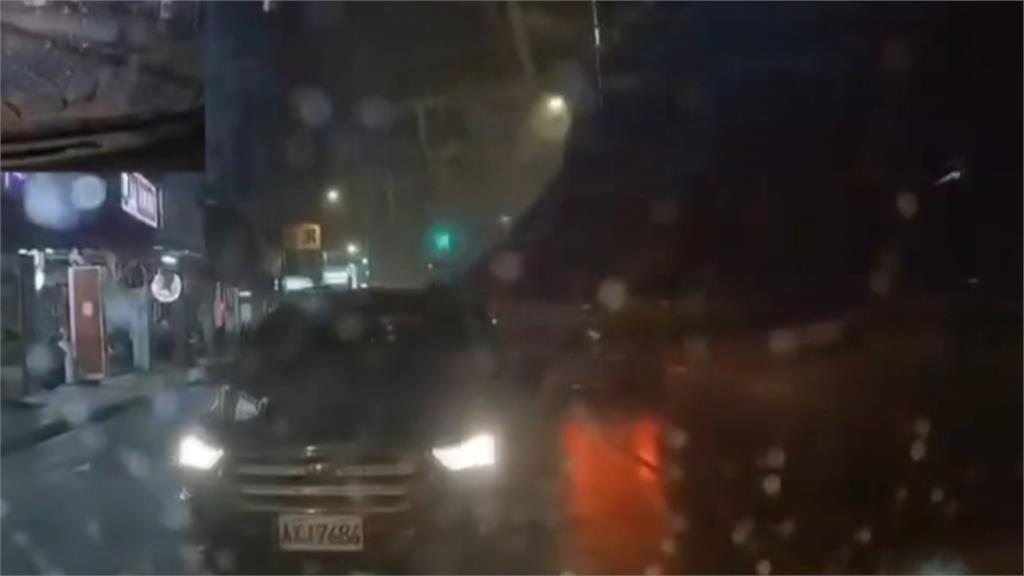 新北狂風暴雨惹禍 中和3層樓高鷹架整片倒塌