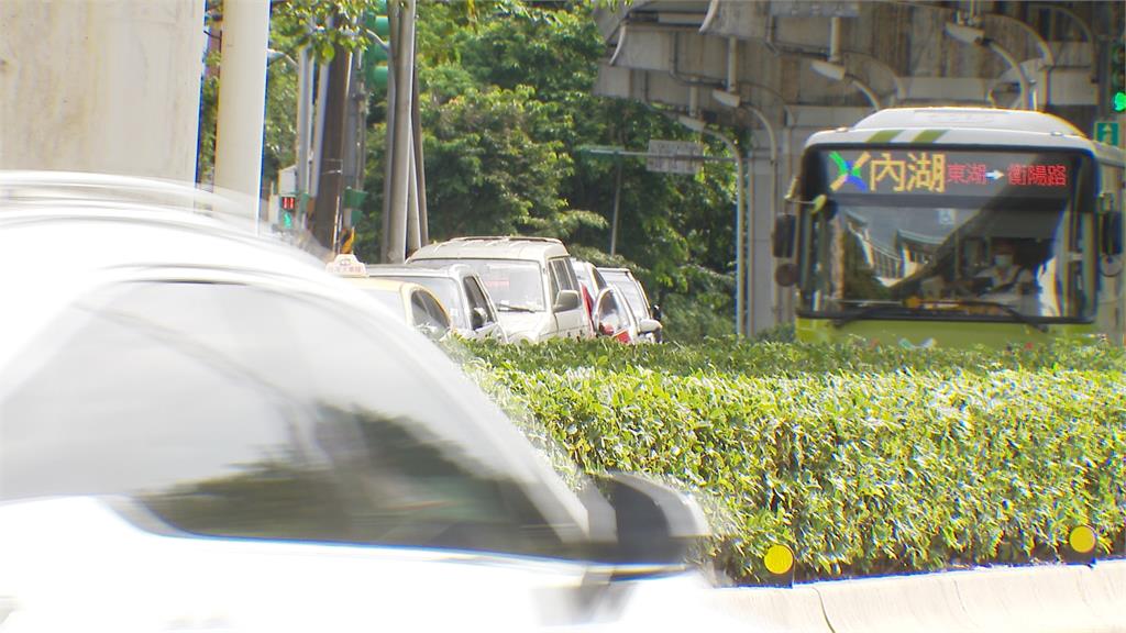 不滿乘客跟司機「閒聊」 正義乘客「飆罵」制止全車傻眼