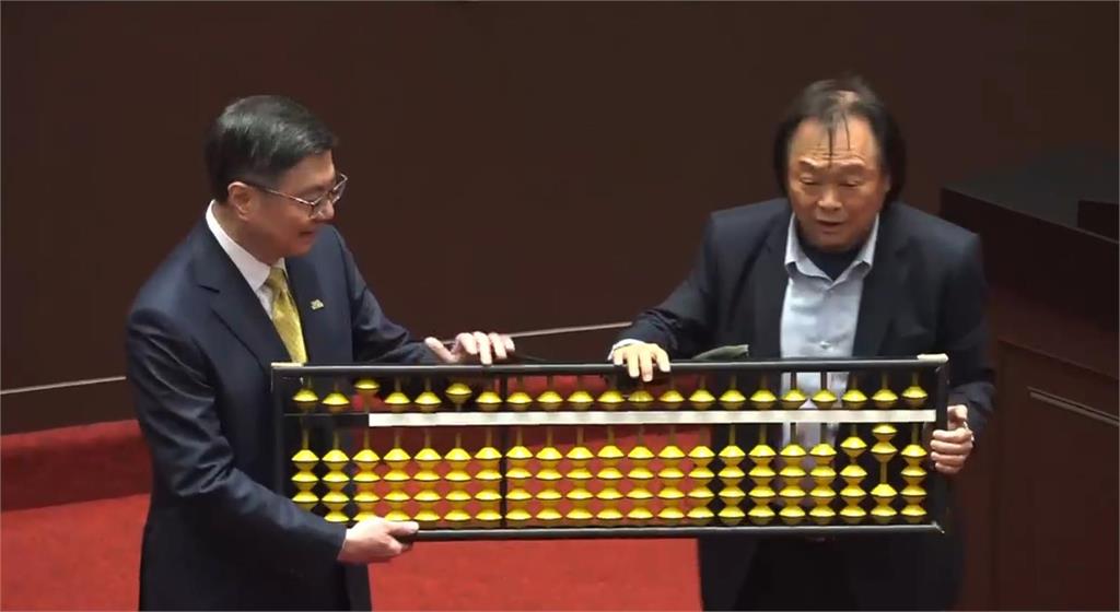 總預算覆議遭藍白聯手封殺 王世堅又送禮要卓揆精打細算