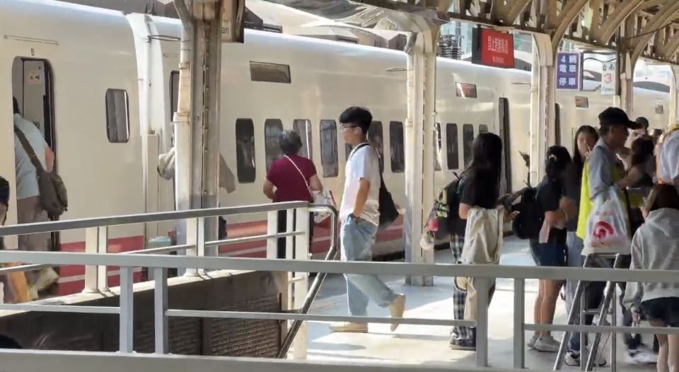 台南火車站傳「跳軌」！　男疑因零用錢與母爭吵跳軌