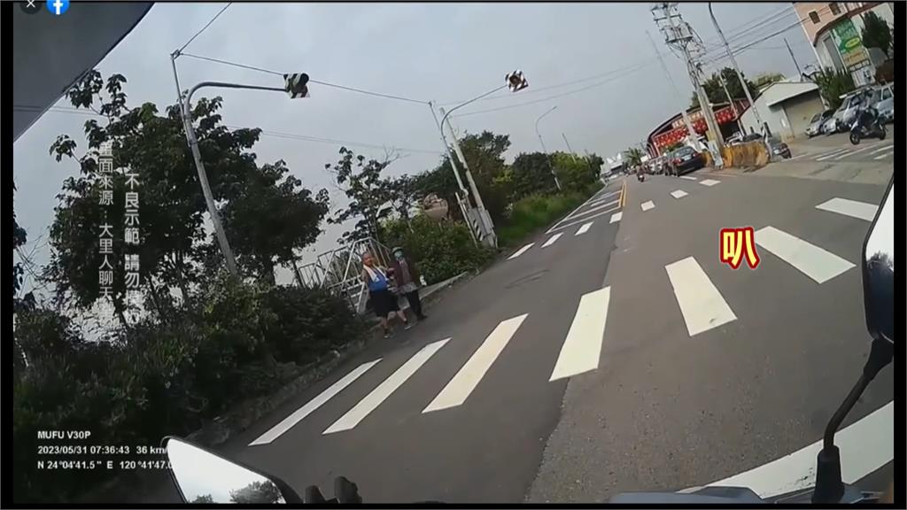 把喇叭當成通行證? 老翁拄拐杖過斑馬線嚇到