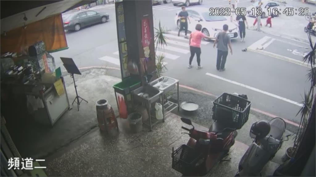 扯!轉彎沒在看? 行人斑馬線過馬路遭急駛轎車撞上