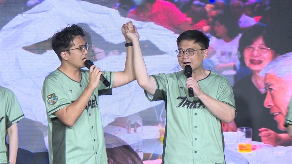 沈伯洋、賴瑞隆首合體！　牽手比愛心高唱「我喜歡你」