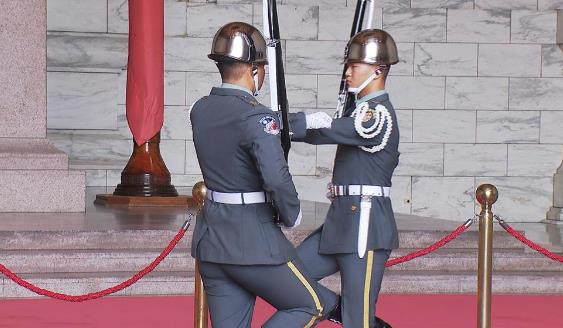 三軍儀隊「撤守蔣公銅像大廳」掀議　苦苓拋「兵馬俑論」怒嗆：操給兩尊看？