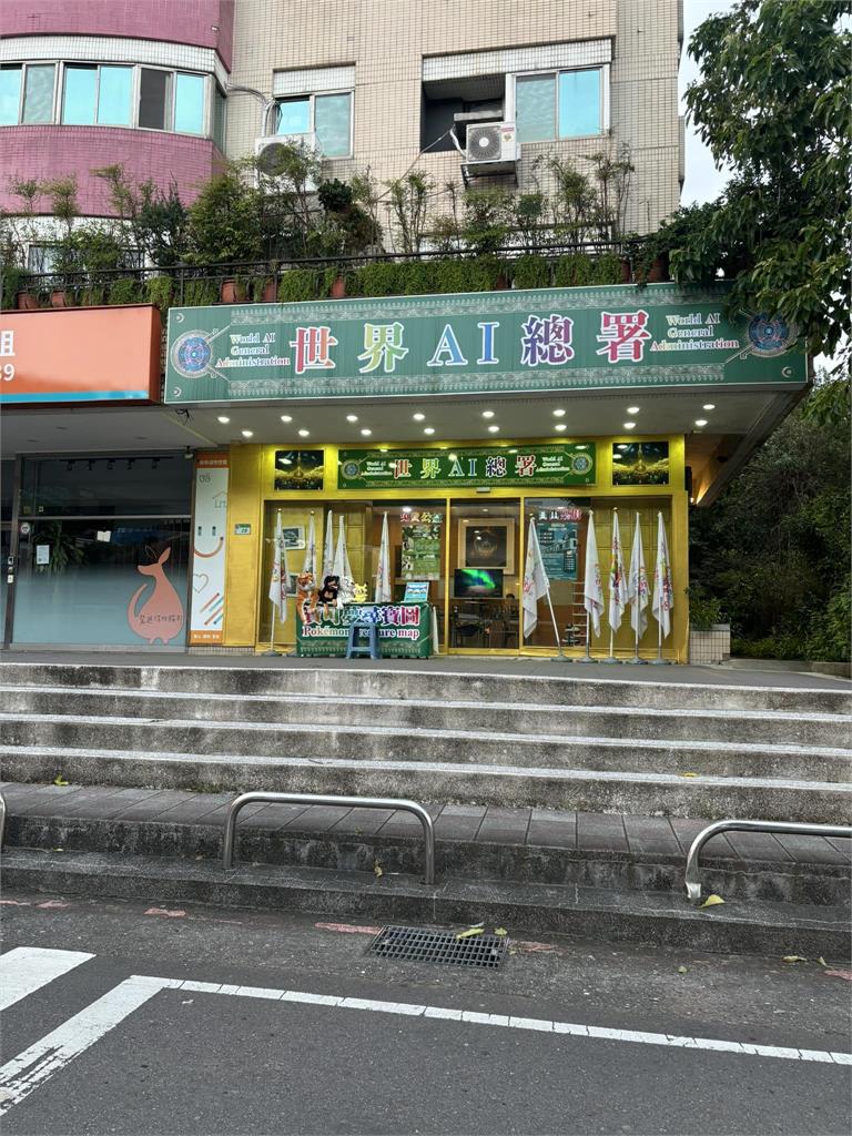 路邊「彩虹招牌超神秘」在賣啥?知情人曝「詭異真相」開勸:勿涉獵宜遠離
