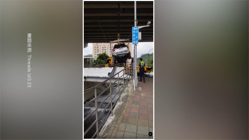 怎開的？女駕駛太緊張打錯檔　倒車「衝上護欄」