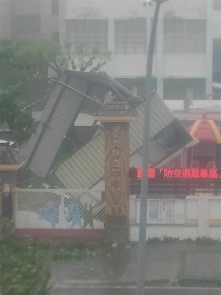 楊柳強襲台東！施工大樓「整面牆被吹垮」畫面曝光吸7300人急喊：天佑台灣
