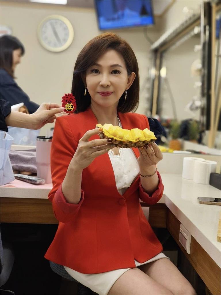 鳳梨正「著時」!民視主播劉方慈、林靖芬臉書曬「旺來」禁忌與祈福
