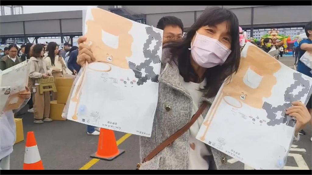 吉伊卡哇小提燈開放發送　高雄港18號碼頭排隊民眾破萬人