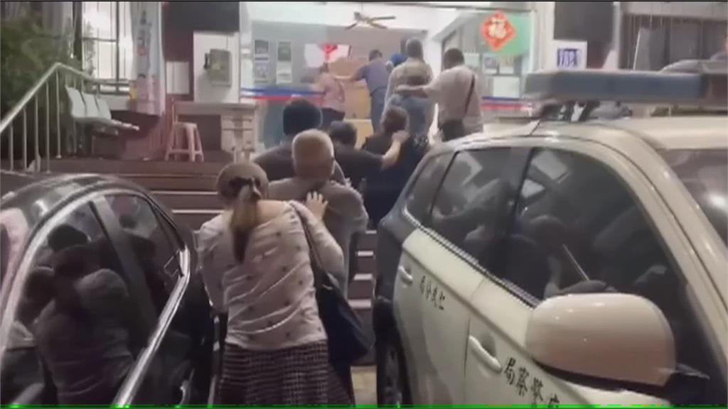 殯儀館旁透天民宅藏職業賭場 警攻堅逮106名賭客「8旬翁也湊一咖」