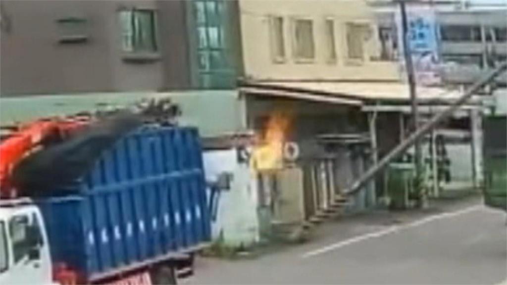 台南大貨車車斗上方吊桿未收起　「扯斷電桿」驚現火光釀３戶停電