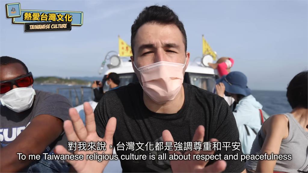 保護領海！16艘船護駕「王爺海上繞境」　洋女婿讚嘆：看到台灣人的尊重