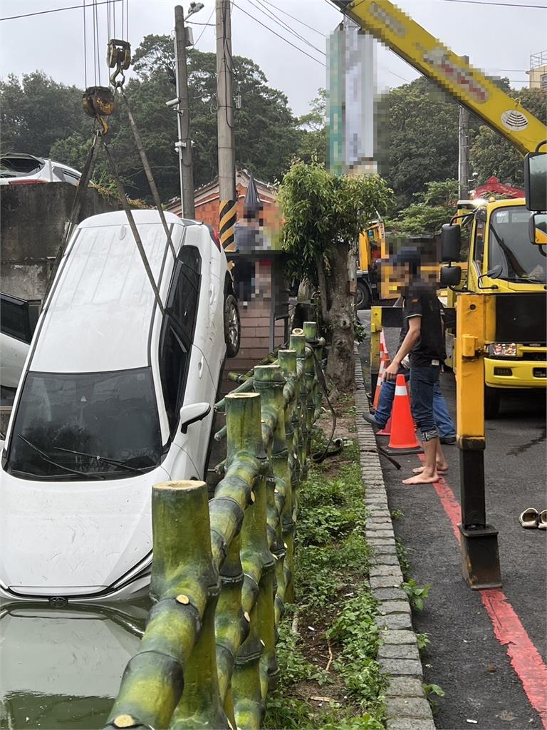 快新聞／連人帶車衝水中！轎車墜池只剩車頂露出　駕駛自救逃死劫