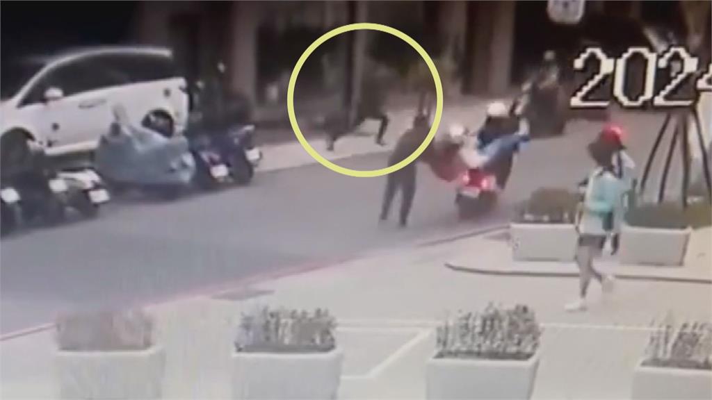 上學路遇2男襲擊!桃園女學生遭拉下機車後座 母連車被推倒在底