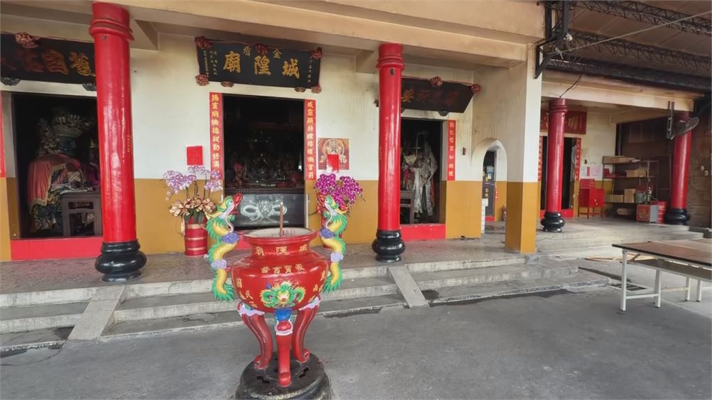 彰化花壇春節擲筊大賽勝地　金盾城隍廟竄火多具神偶被燒毀