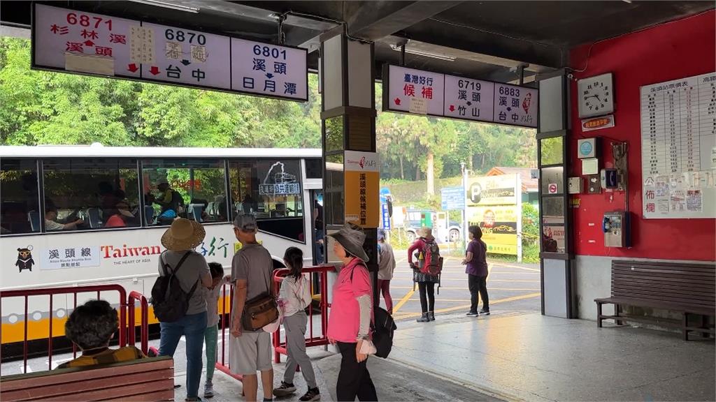 溪頭園區巴士站奇觀　背包丟地上為的就是...占位？