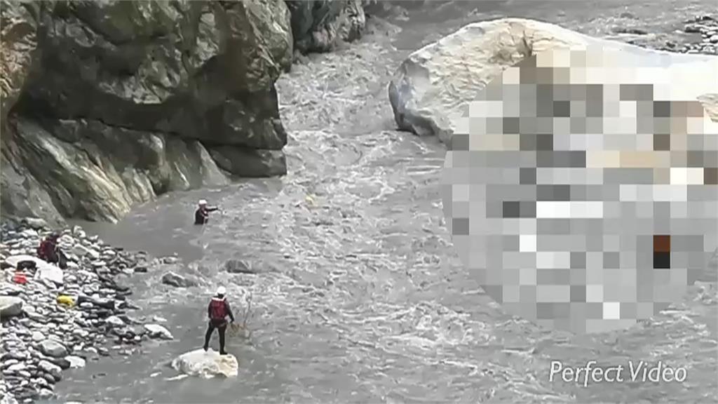 慕谷慕魚溪暴漲受困岩洞三天　消防人員搏命救出2人