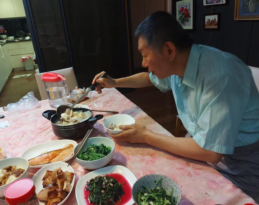 阿北「褲子沒拉好被看光」畫面流出!柯文哲「甩鍋怪陳佩琪」妻喊:真氣人