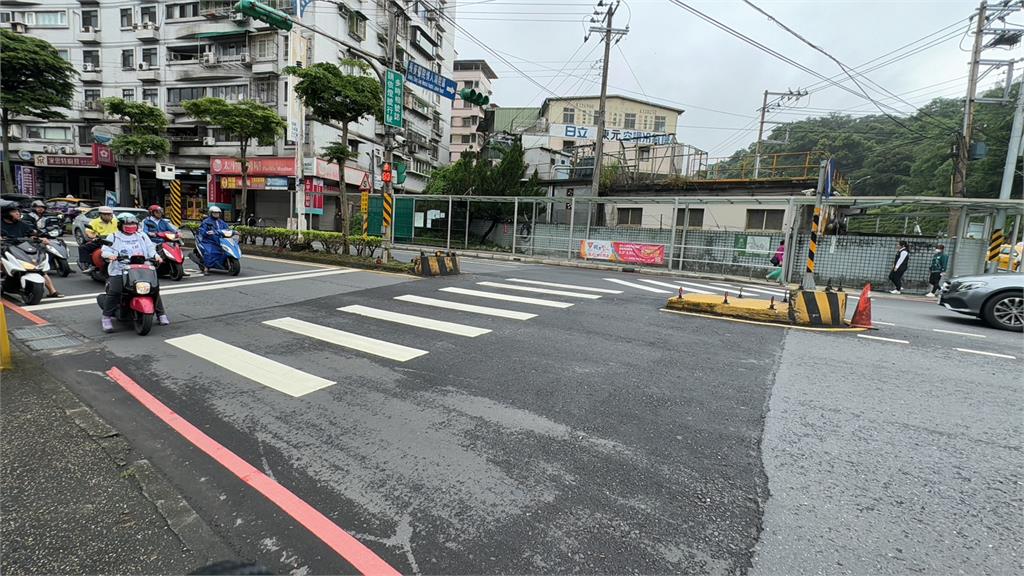 單一車道路幅寬「足夠兩車併行」 違規車主收罰單不滿痛批馬路陷阱!