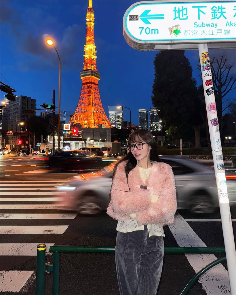 林襄初訪東京鐵塔「化身眼鏡娘」!黑框造型暈翻全場:是能免費看的嗎