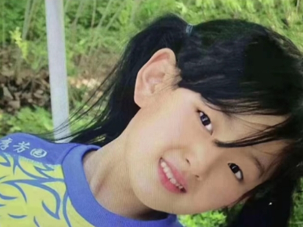 神顏少女遭考官逼「卸妝」5次！兒時嫩照曝光網揪「1細節」差很大…