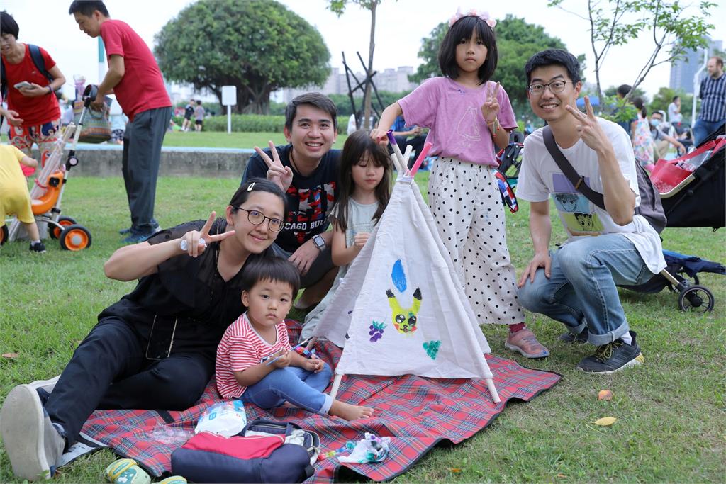 台中市民家庭日登場 百組家庭齊聚中央公園留下幸福身影