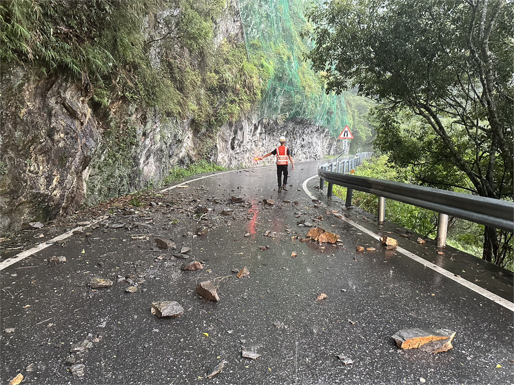 快新聞/中橫公路「破大洞」路基掏空下陷 驚人畫面曝光