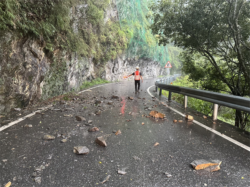 快新聞／中橫公路「破大洞」路基掏空下陷　驚人畫面曝光