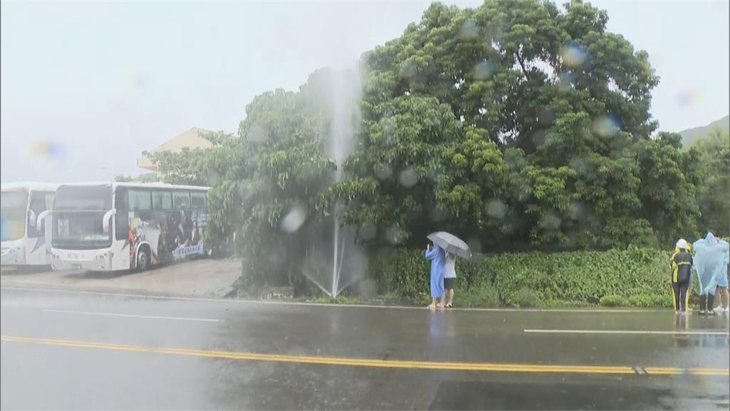 墾丁飯店周邊水管排氣閥爆裂 水柱狂噴直衝天際