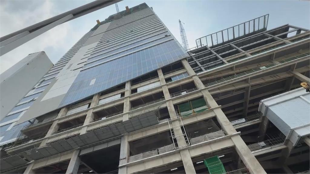 高雄某建案工地意外! 鋼梁「49樓墜下」砸死泰移工、毀臨停車