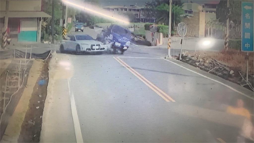 這一物保命! 貨車與轎車擦撞翻覆 駕駛命大僅輕傷