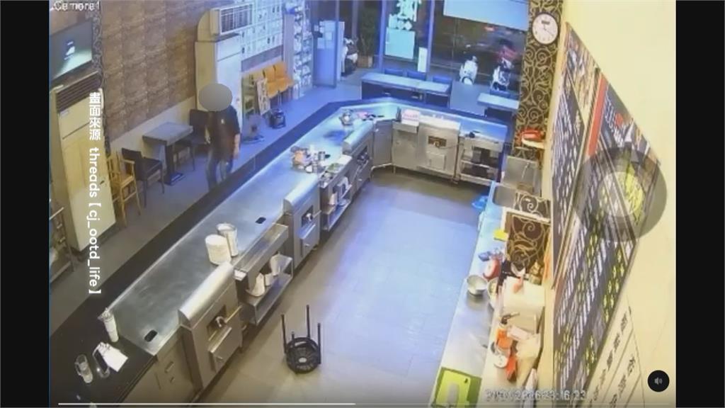 糗！鐵板燒店員「突褲子滑落又摔倒」　顧客目睹秒逃、網友笑翻