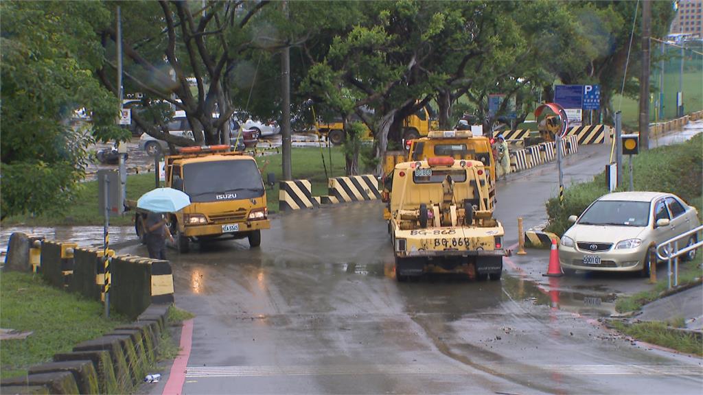 不僅泡水車還有10人困堤外？　柯文哲：收簡訊　民眾就該有動作