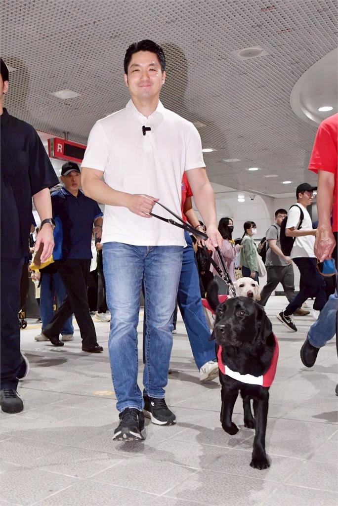 快新聞／索爾、星爵來了！蔣萬安親搭狗狗捷運　自曝是狗派：養過3種名犬