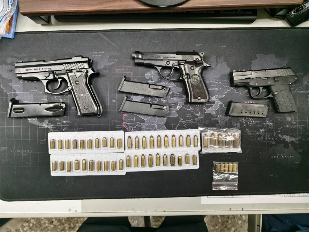 快新聞/新竹警方破地下軍火庫!查獲13把槍 連「這一款」都有
